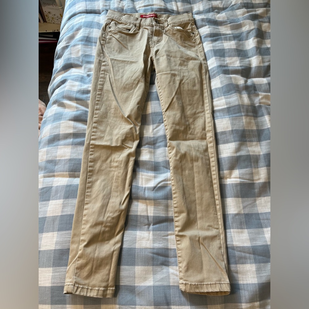 Juniors straight leg cream pant